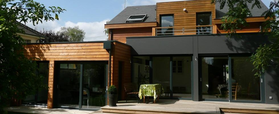 Extension en ossature bois sur deux niveaux, bardage bois naturel, balcon, terrasse, toiture ardoise.